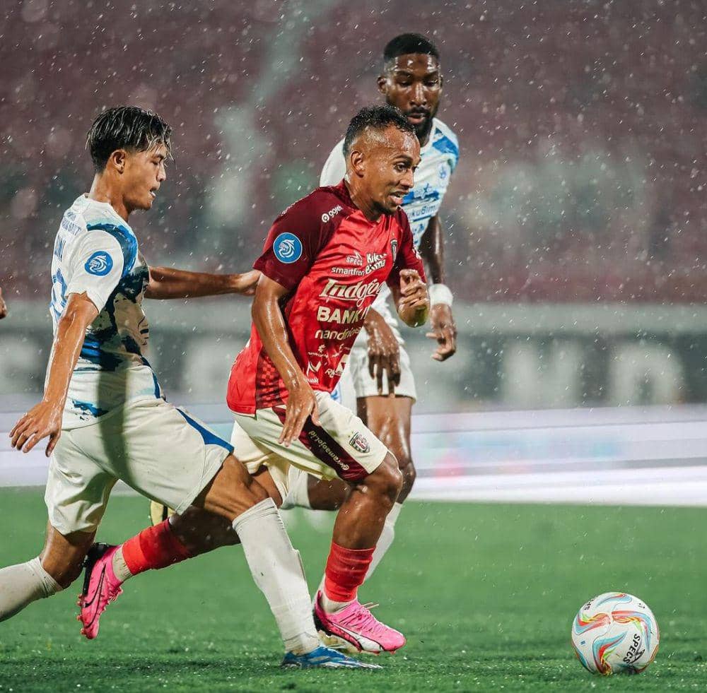 Irfan Jaya (merah) sedang menghadapi kejaran pemain PSIS Semaran. (Instagram.com/baliunitedfc)