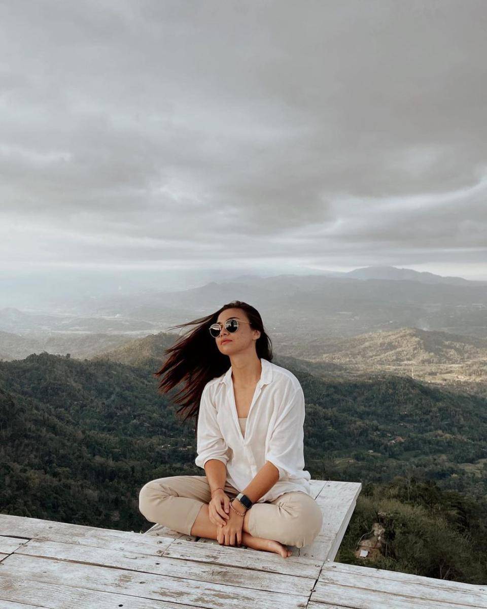 gaya kasual ala Angela Gilsha (instagram.com/angelagilsha)