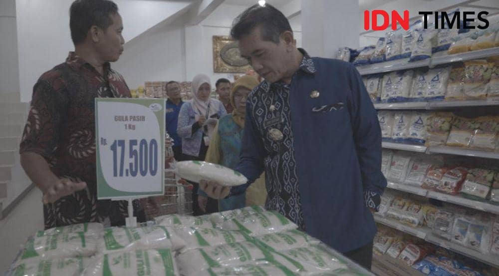 Harga gula pasir di Pontianak jelang Ramadan naik. (IDN Times/Prokopim).