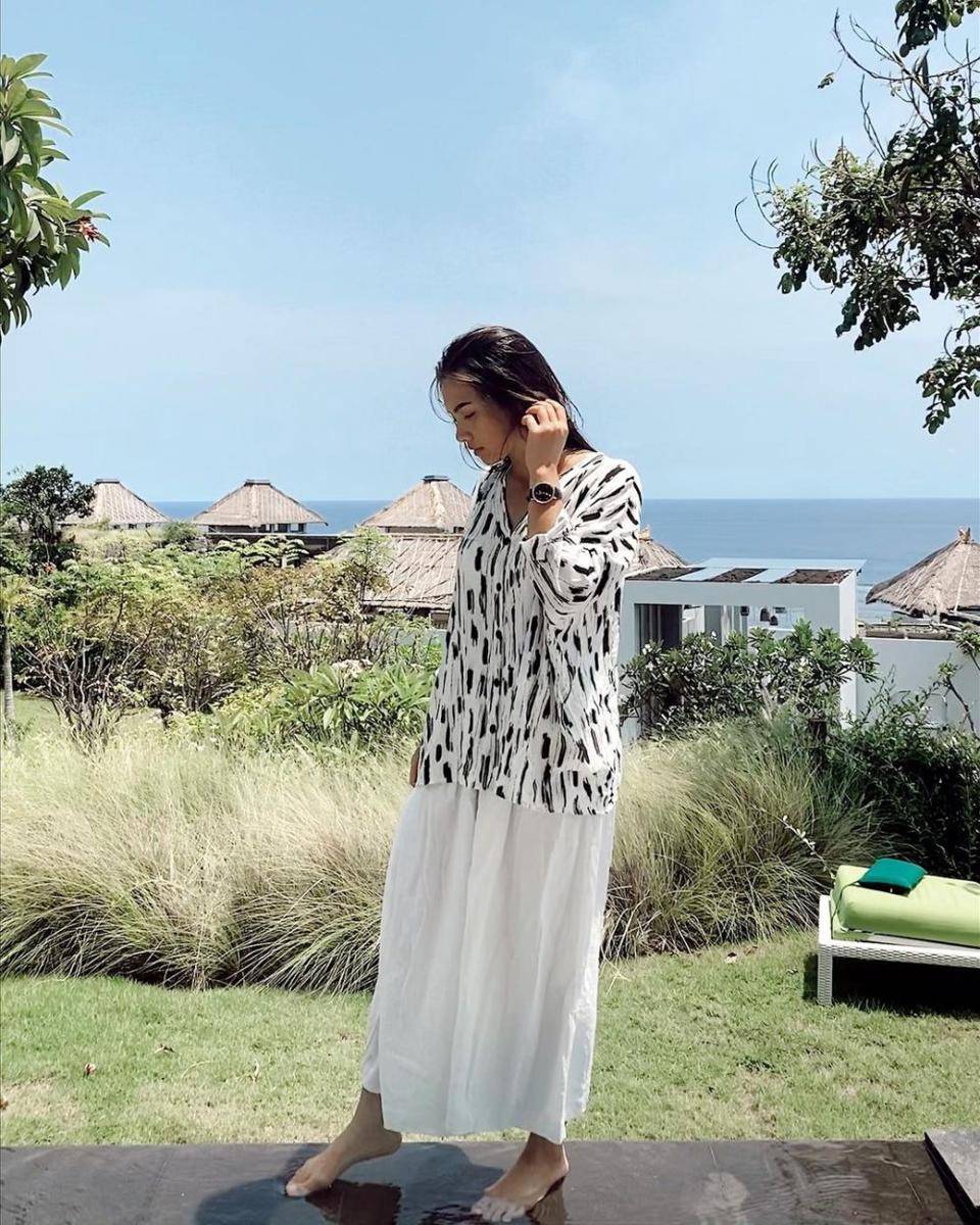 gaya kasual ala Angela Gilsha (instagram.com/angelagilsha)