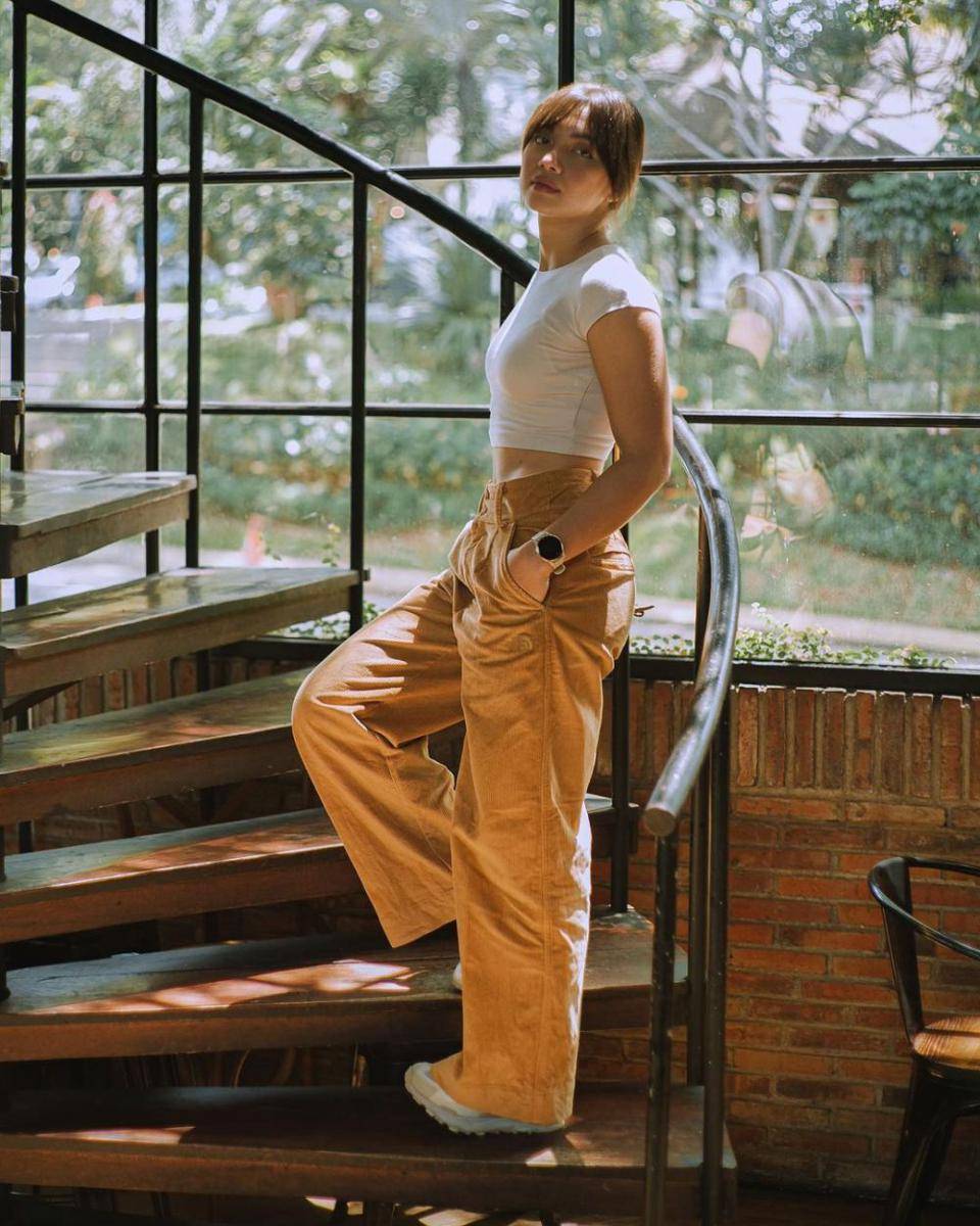 gaya kasual ala Angela Gilsha (instagram.com/angelagilsha)