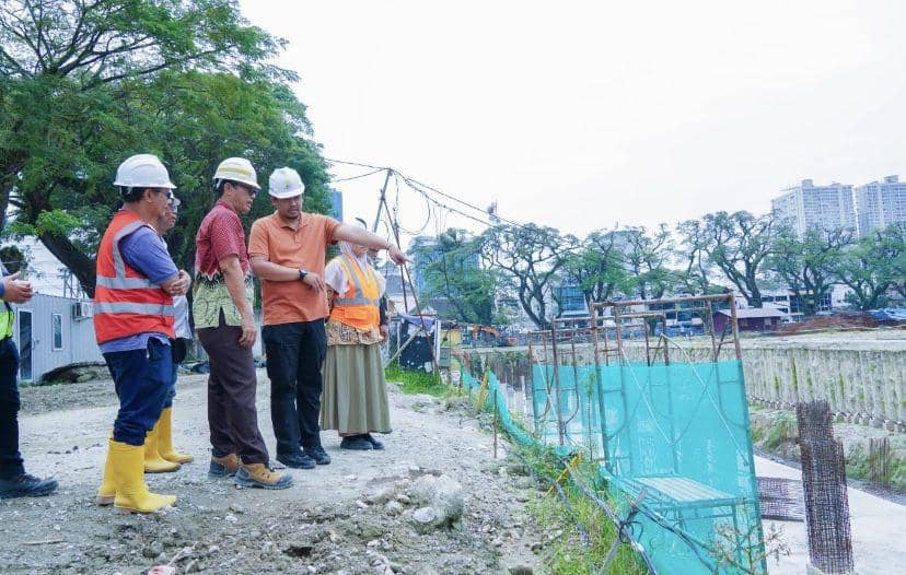 Wali Kota Medan Bobby Nasution meninjau pembangunan revitalisasi Lapangan Merdeka Medan (Dok. Diskominfo Medan)