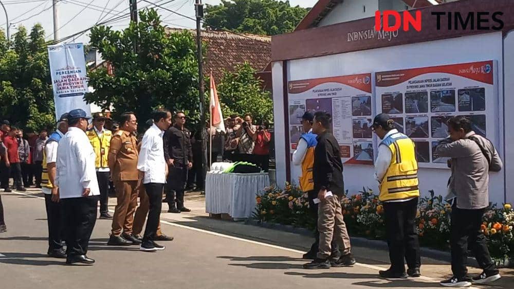 Presiden RI Jokowi bersama menteri PUPR, Menhan, PJ Gubernur Jatim, PJ Bupati Madiun resmikan jalan Inpres di Dungus - Kare Madiun. IDN Times/ Riyanto.