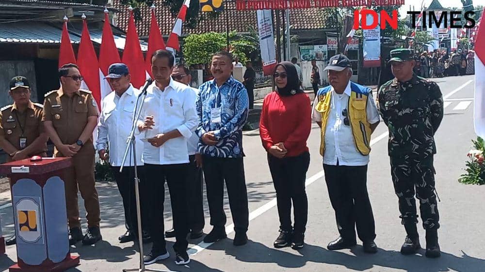 Presiden RI Jokowi bersama menteri PUPR, Menhan, PJ Gubernur Jatim, PJ Bupati Madiun resmikan jalan Inpres di Dungus - Kare Madiun. IDN Times/ Riyanto.