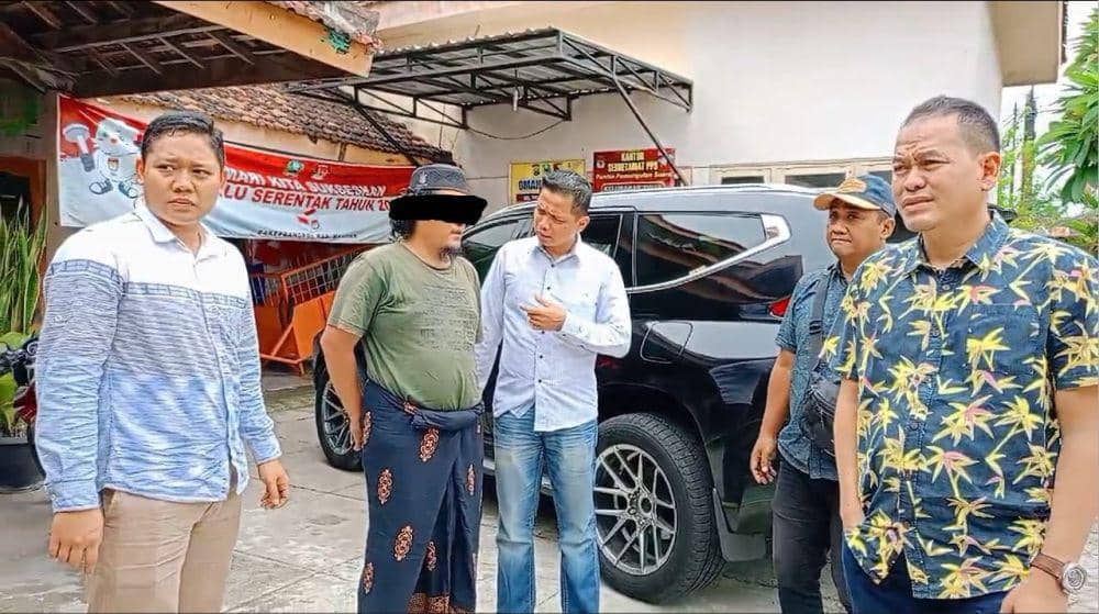 Terpidana kasus korupsi, Alex Jayadi saat ditangkap dari sebuah rumah kontrakan di daerah Maospati, Magetan oleh tim gabungan. IDN Times/ Humas Kejari Magetan.