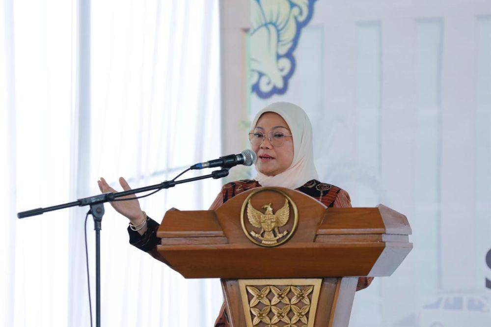 Menaker Ida memberikan sambutan dalam Groundbreaking Pembangunan SMK Asy-Syarif Mitra Industri, di Mojokerto, Jawa Timur, Jumat (8/3/2024). (Dok. Kemnaker)
