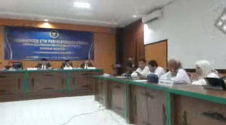 DKPP menggelar sidang pelanggaran kode etik terhadap Komisioner KPU Pangkep di kantor Bawaslu Sulsel, Jumat (8/3/2024). (Screenshoot)