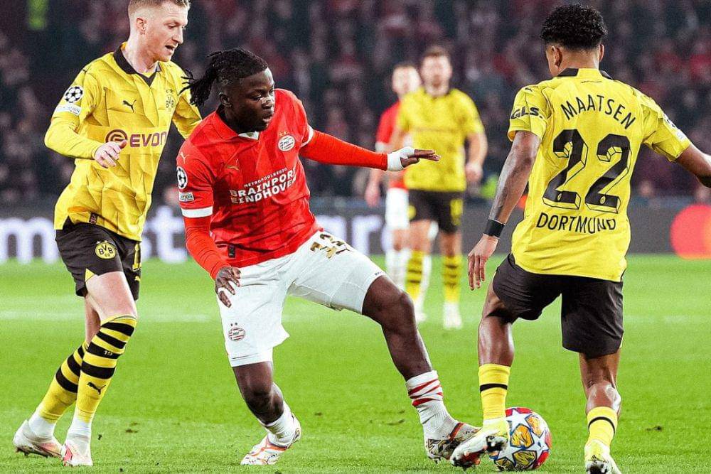 Johan Bakayoko (jersey merah) merupakan salah satu pemain penting PSV Eindhoven. (twitter.com/PSV)