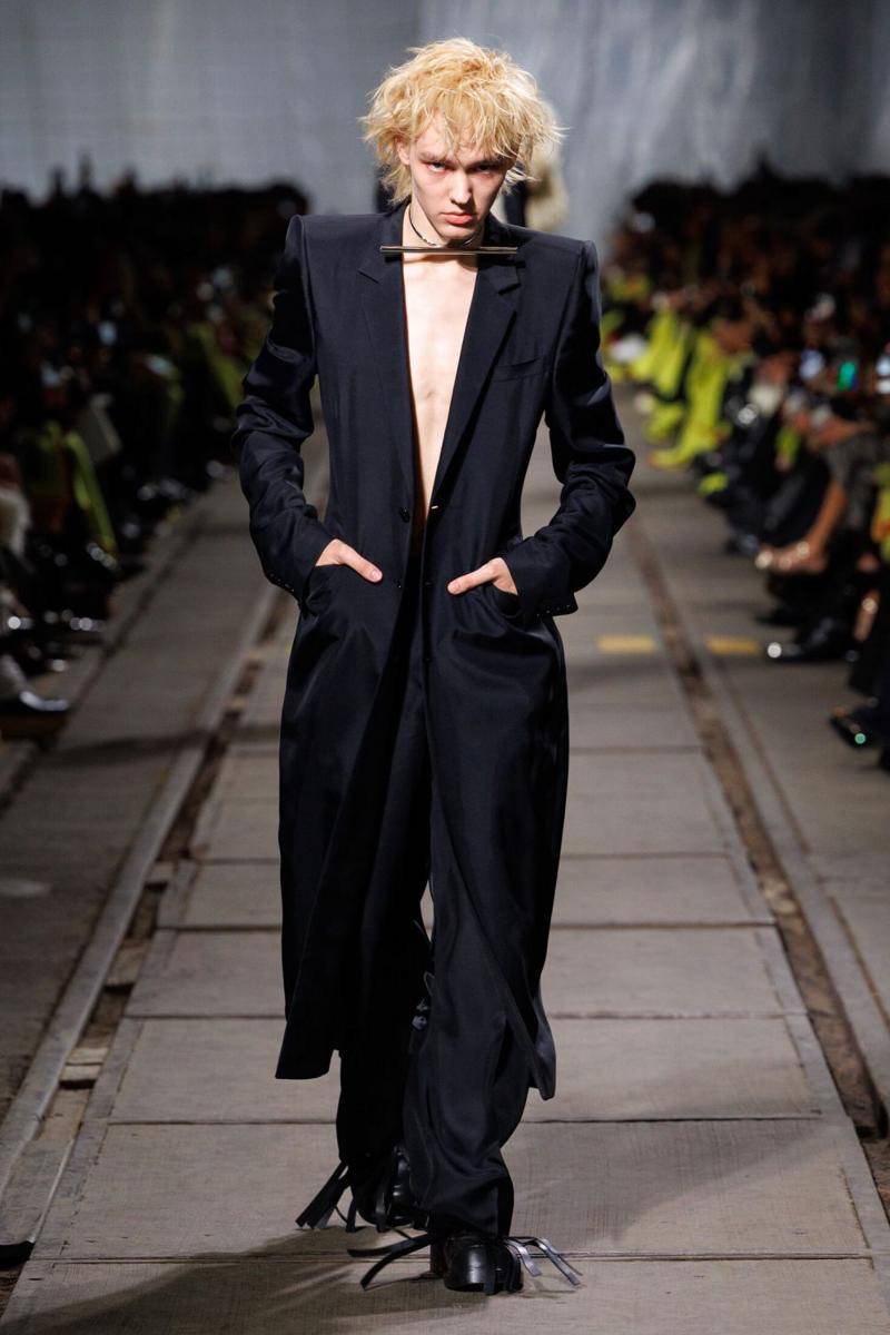 Alexander McQueen A/W '24 di Paris Fashion Week 2024 (dok. Alexander McQueen)