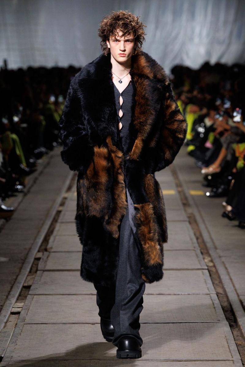 Alexander McQueen A/W '24 di Paris Fashion Week 2024 (dok. Alexander McQueen)