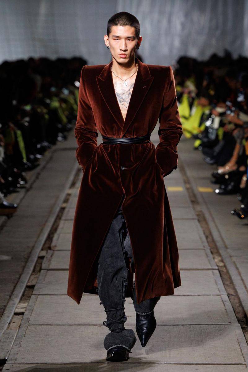 Alexander McQueen A/W '24 di Paris Fashion Week 2024 (dok. Alexander McQueen)