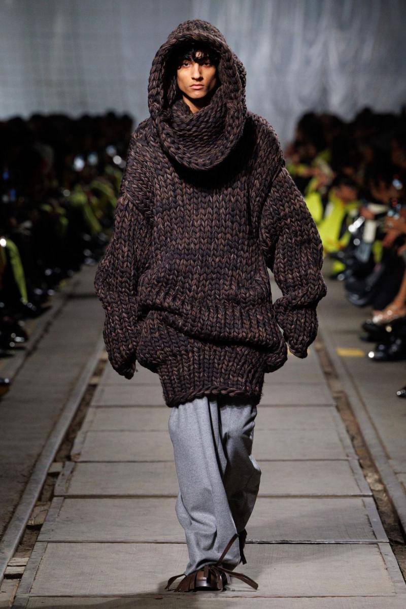 Alexander McQueen A/W '24 di Paris Fashion Week 2024 (dok. Alexander McQueen)