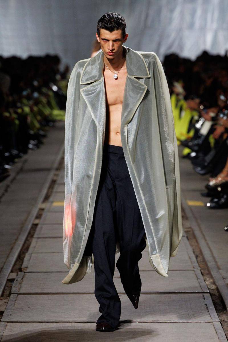 Alexander McQueen A/W '24 di Paris Fashion Week 2024 (dok. Alexander McQueen)