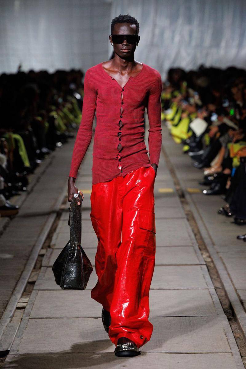 Alexander McQueen A/W '24 di Paris Fashion Week 2024 (dok. Alexander McQueen)