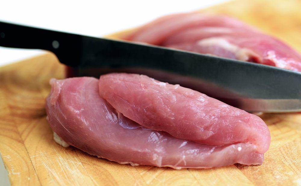 ilustrasi memotong daging ayam (pixabay.com/congerdesign)