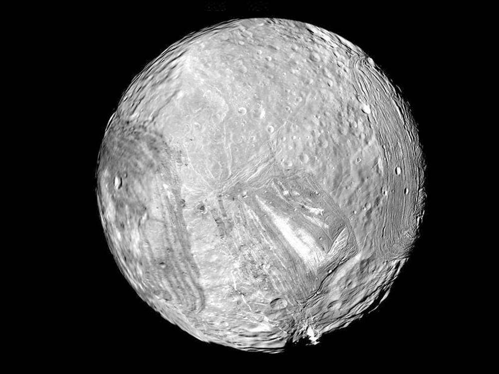 potret Miranda yang diambil dari wahana antariksa Voyager 2 (NASA/JPL-Caltech)