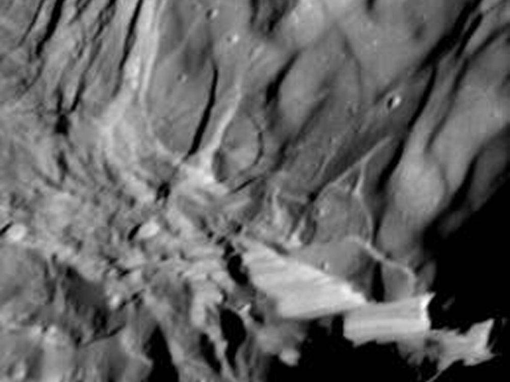 potret permukaan Miranda yang diambil dari wahana antariksa Voyager 2 (NASA/JPL)