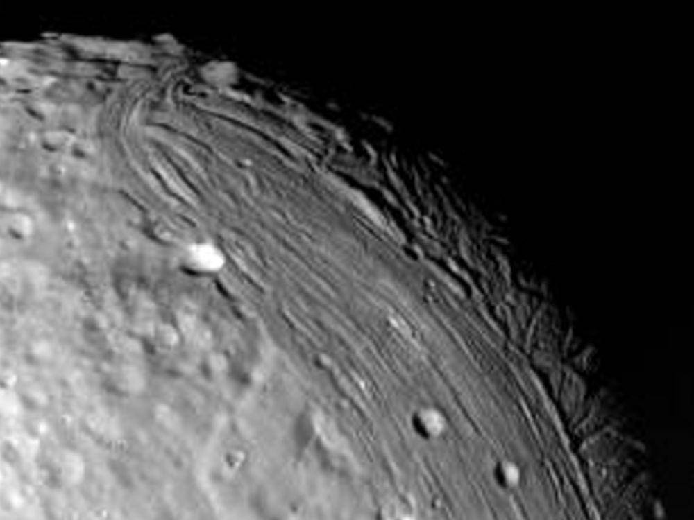 potret Miranda yang diambil dari wahana antariksa Voyager 2 (NASA/JPL)