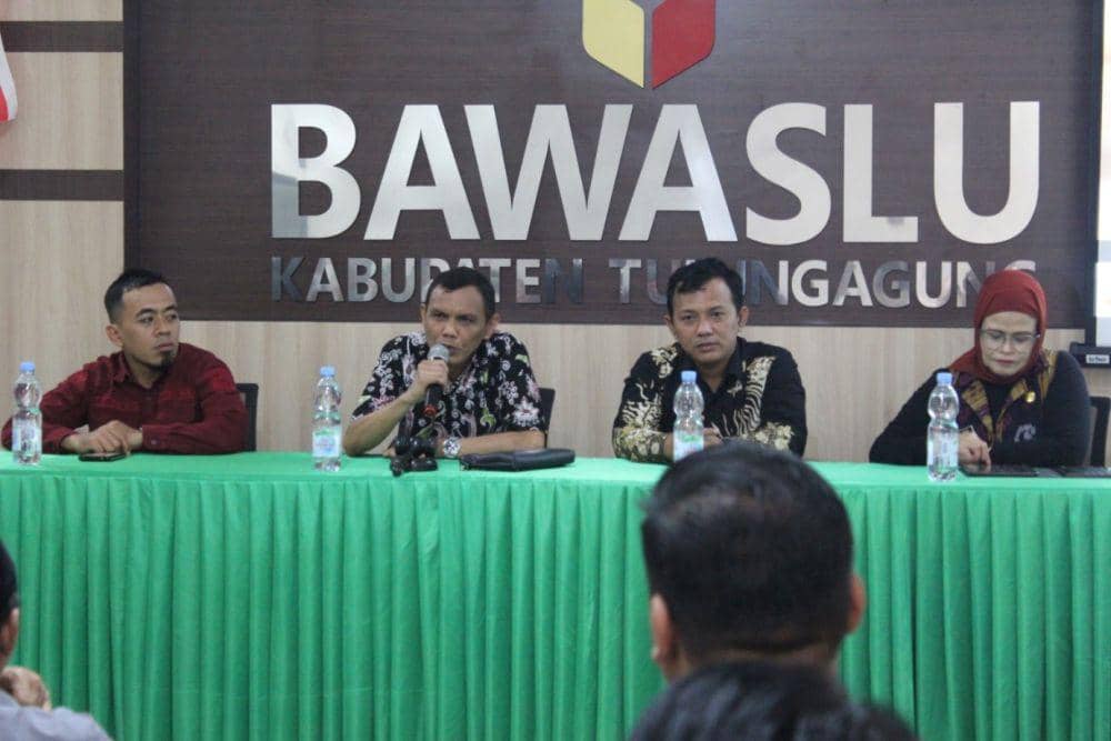 Bawaslu Tulungagung saat menggelar rapat koordinasi. IDN Times/ istimewa