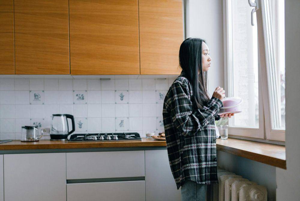 ilustrasi seorang perempuan sedang merenung. (Pexels.com/Alena Darmel)