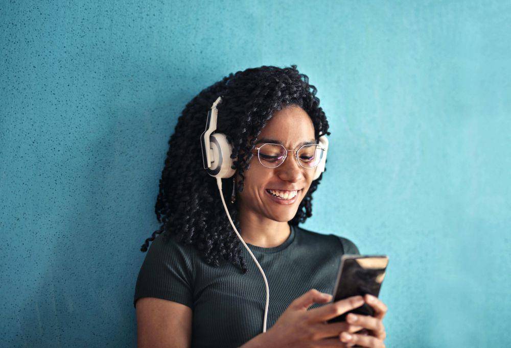 ilustrasi mendengarkan musik (pexels.com/Andrea Piacquadio)