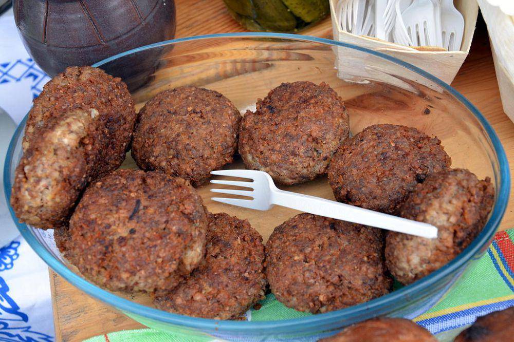 perkedel daging (commons.wikimedia.org/Silar)