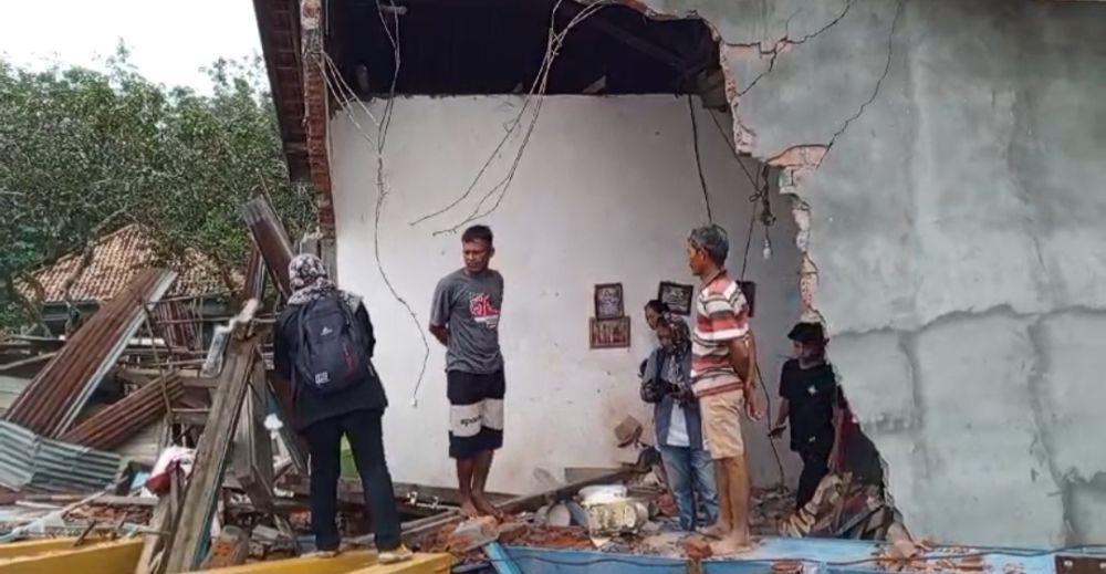 3 Rumah Warga Hancur Ditimpa Crane Flyover Roboh; Dikira Mau Kiamat