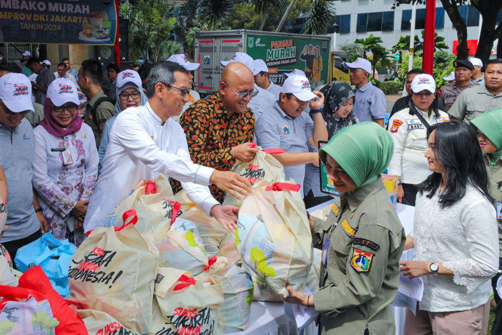 Pemprov DKI Jakarta gelar Sembako murah bagi PJLP di Balai Kota jelang Ramadan. (dok. Humas Pemprov DKI Jakarta)