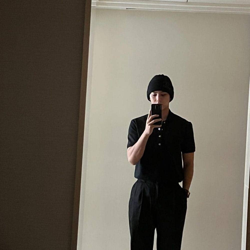 outfit serba hitam ala Mingyu SEVENTEEN (instagram.com/min9yu_k)