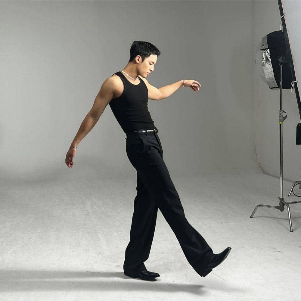 outfit serba hitam ala Mingyu SEVENTEEN (instagram.com/min9yu_k)