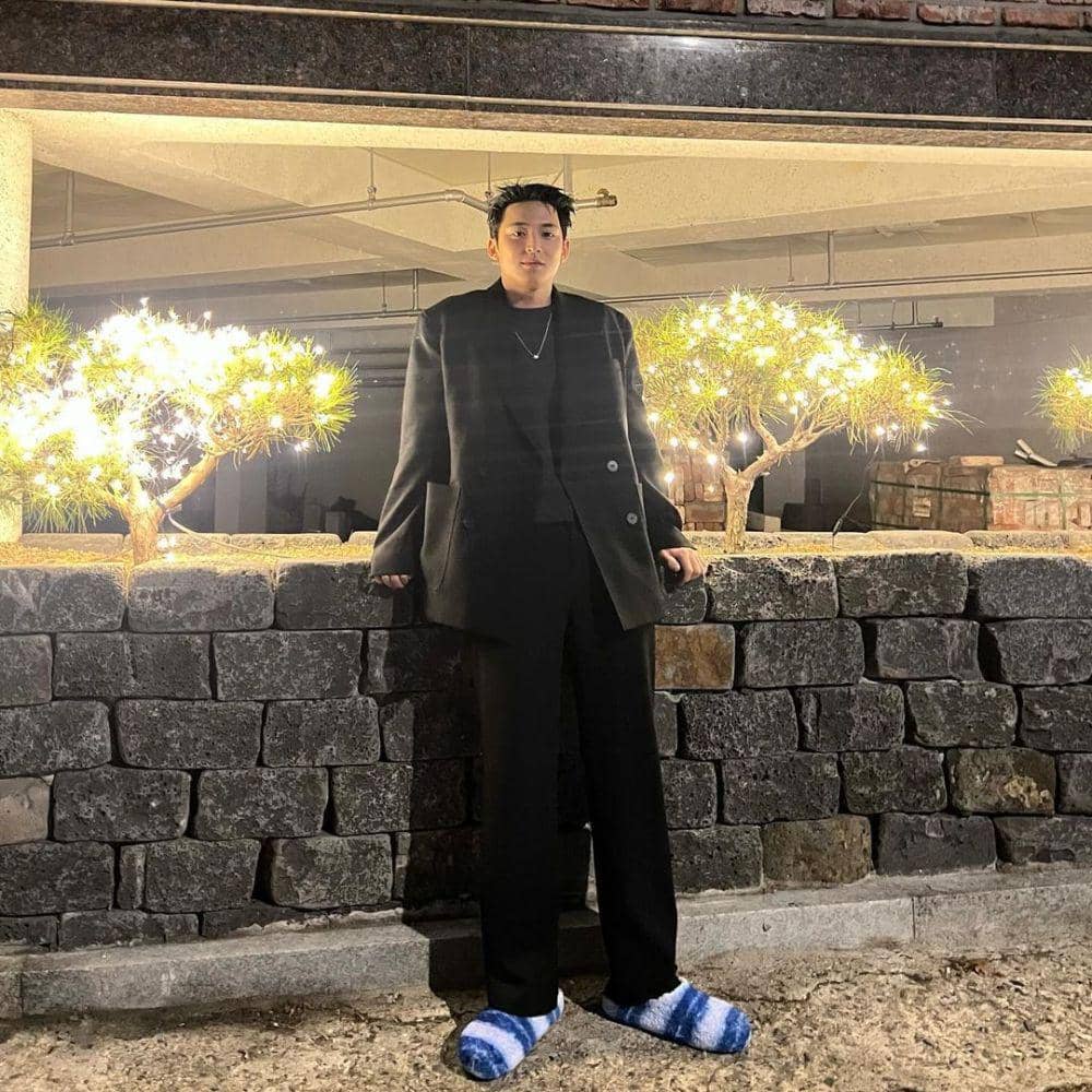 outfit serba hitam ala Mingyu SEVENTEEN (instagram.com/min9yu_k)