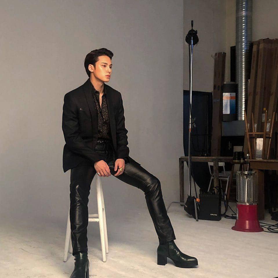 outfit serba hitam ala Mingyu SEVENTEEN (instagram.com/min9yu_k)