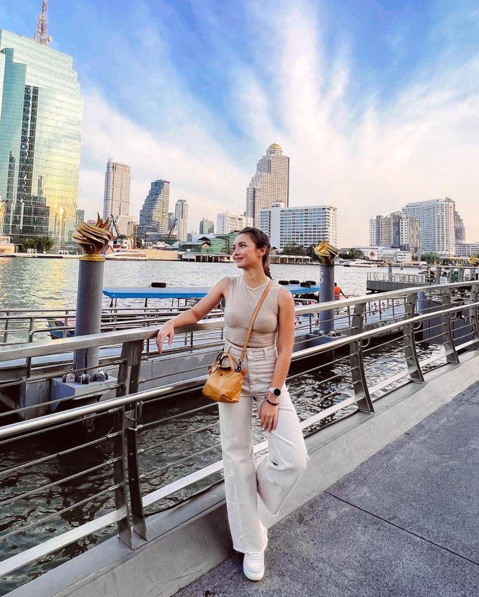 gaya kasual ala Angela Gilsha (instagram.com/angelagilsha)