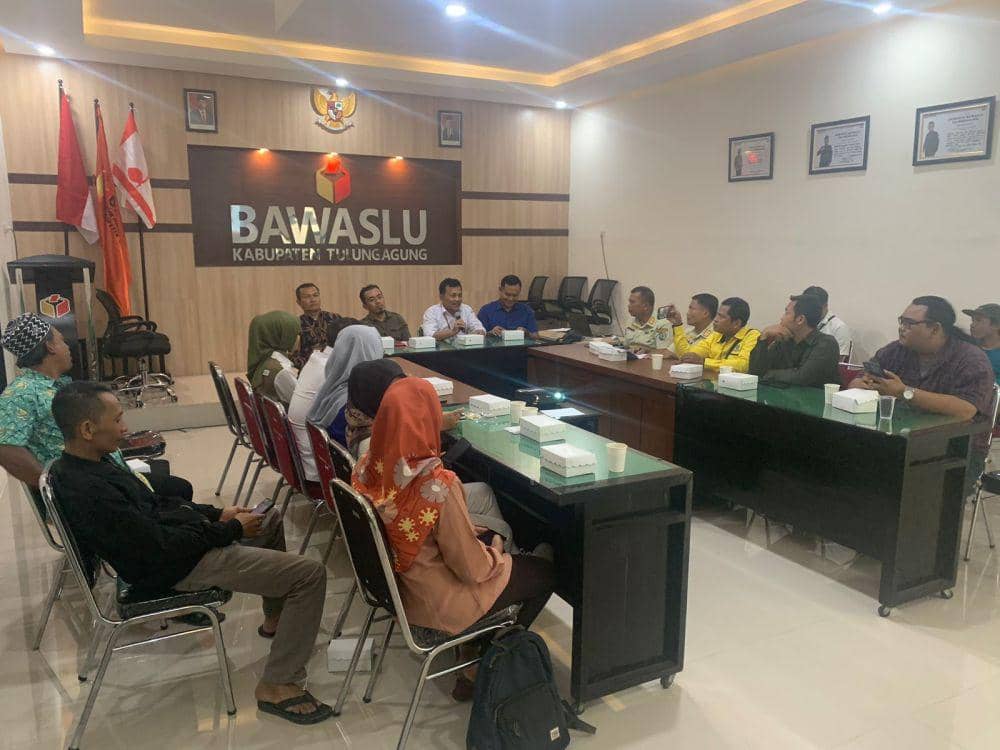 Bawaslu Tulungagung saat menggelar rapat koordinasi. IDN Times/ istimewa