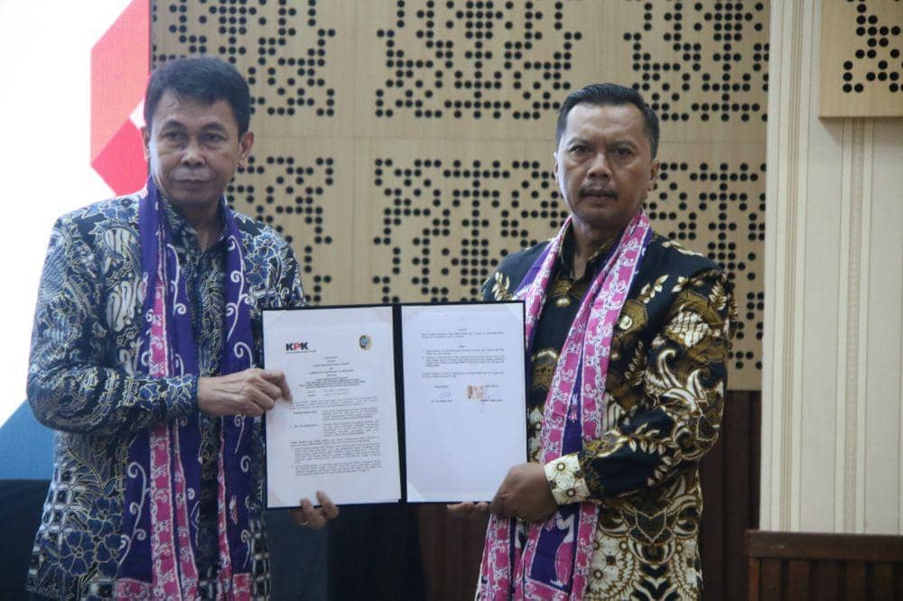 Sekda Kabupaten Tulungagung, Tri Hariadi saat menerima hibah dari KPK. IDN Times/ istimewa