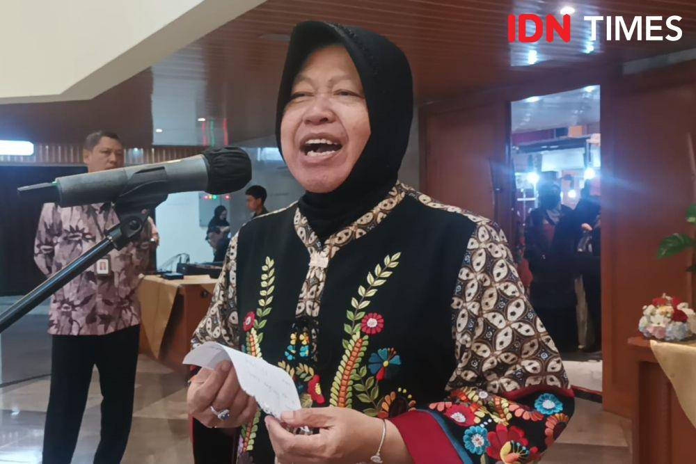 Menteri Sosial Tri Rismaharini dalam acara graduasi PENA di Kantor Kemensos, Jumat (8/3/2024). (IDN Times/Dini Suciatiningrum)