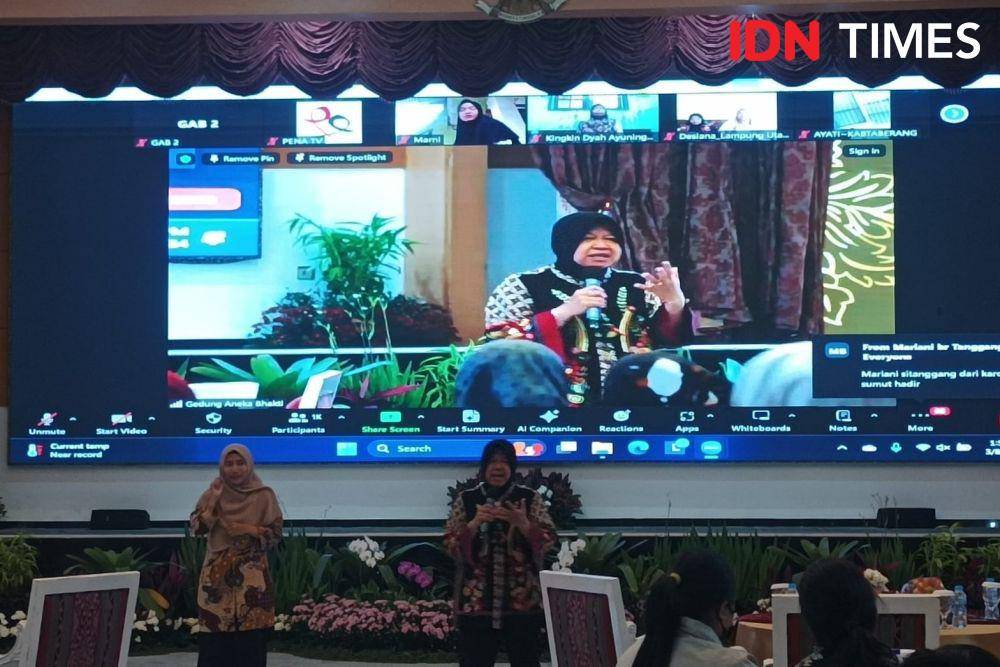 Menteri Sosial Tri Rismaharini dalam acara graduasi PENA di Kantor Kemensos, Jumat (8/3/2024). (IDN Times/Dini Suciatiningrum)