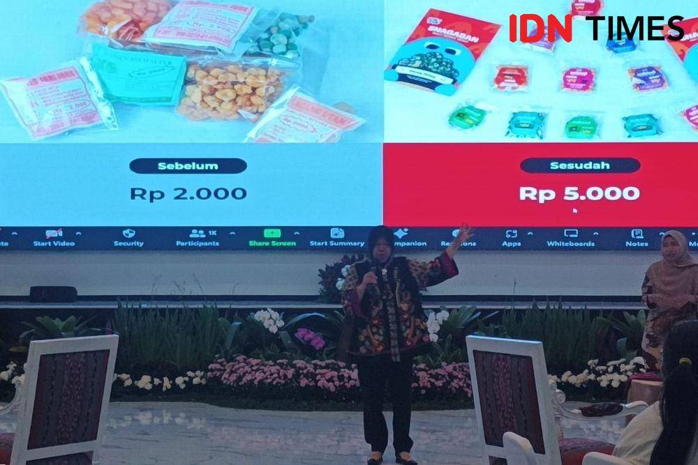Menteri Sosial Tri Rismaharini dalam acara graduasi PENA di Kantor Kemensos, Jumat (8/3/2024). (IDN Times/Dini Suciatiningrum)