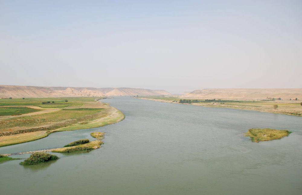 Sungai Efrat (commons.wikimedia.org/Bertramz)