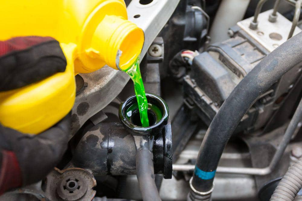 ilustrasi mengisi coolant (mattsautoservicecenter.com)