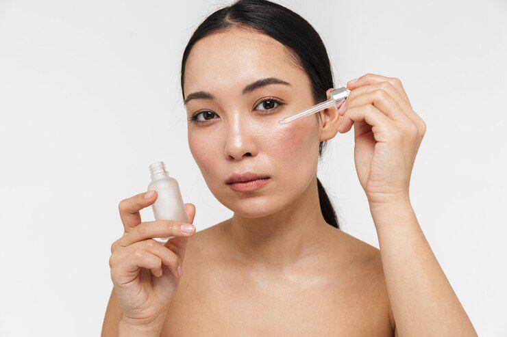 ilustrasi perempuan menggunakan serum (freepik.com/drobotdean)