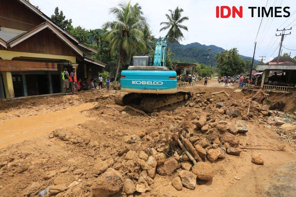 Kondisi Arus Lalu Lintas di Pesisir Selatan Masih Lumpuh Akibat Rusak Diterjang Banjir Bandang. IDN Times/Andri NH