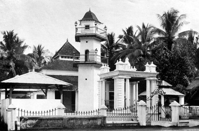 Suasana Masjid Babul Firdaus di Makassar antara tahun 1910 hingga 1934. (Tropenmuseum, part of the National Museum of World Cultures)