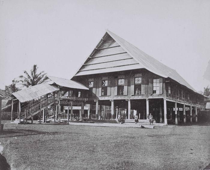 Suasana Istana Raja Gowa antara tahun 1870 hingga 1892. (Tropenmuseum, part of the National Museum of World Cultures)