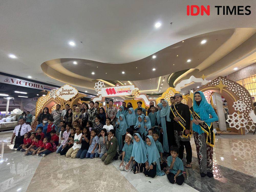Foto bersama setelah seremoni gunting pita di Unimas District. (IDN Times/Nena Zakiah)
