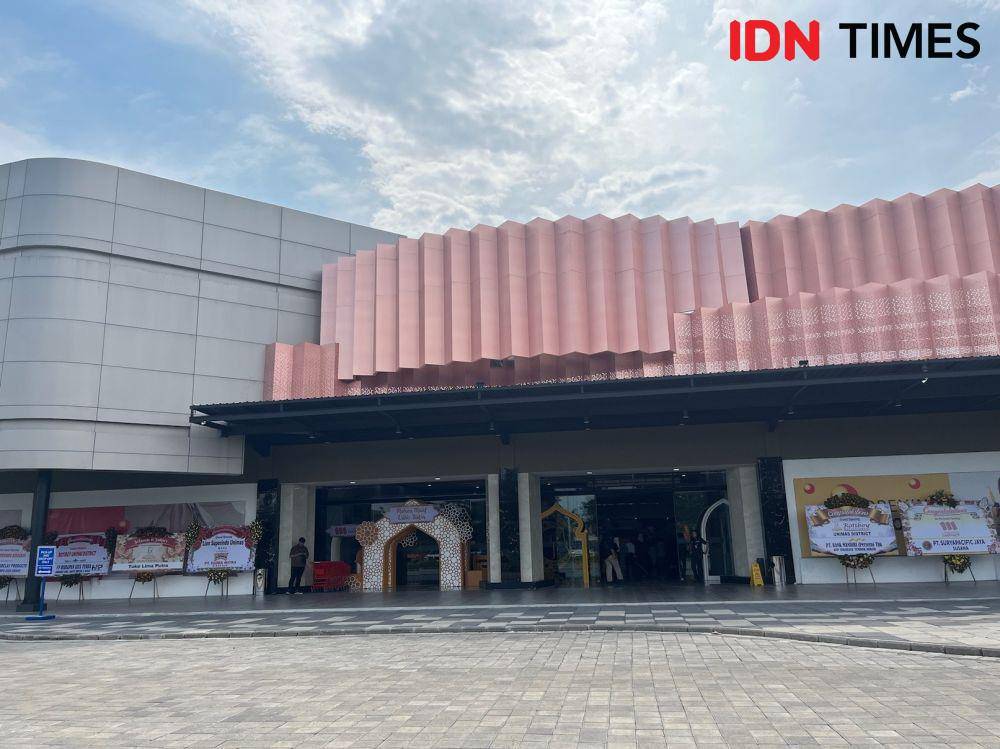 Pintu masuk utama Unimas District. (IDN Times/Nena Zakiah)