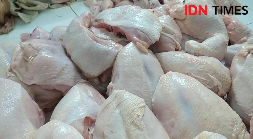 Harga daging ayam di pasar sayur Magetan dijual Rp40 ribu perkilogram. IDN Times/ Riyanto