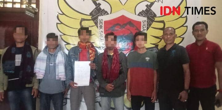Foto serah terima 5 DPO dari Kejari Bima ke Polres Bima (IDN Times/Juliadin)