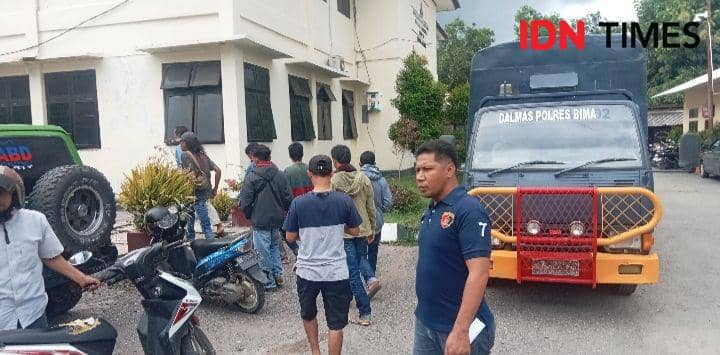 Foto 5 DPO saat tiba di Polres Bima (IDN Times/Juliadin)