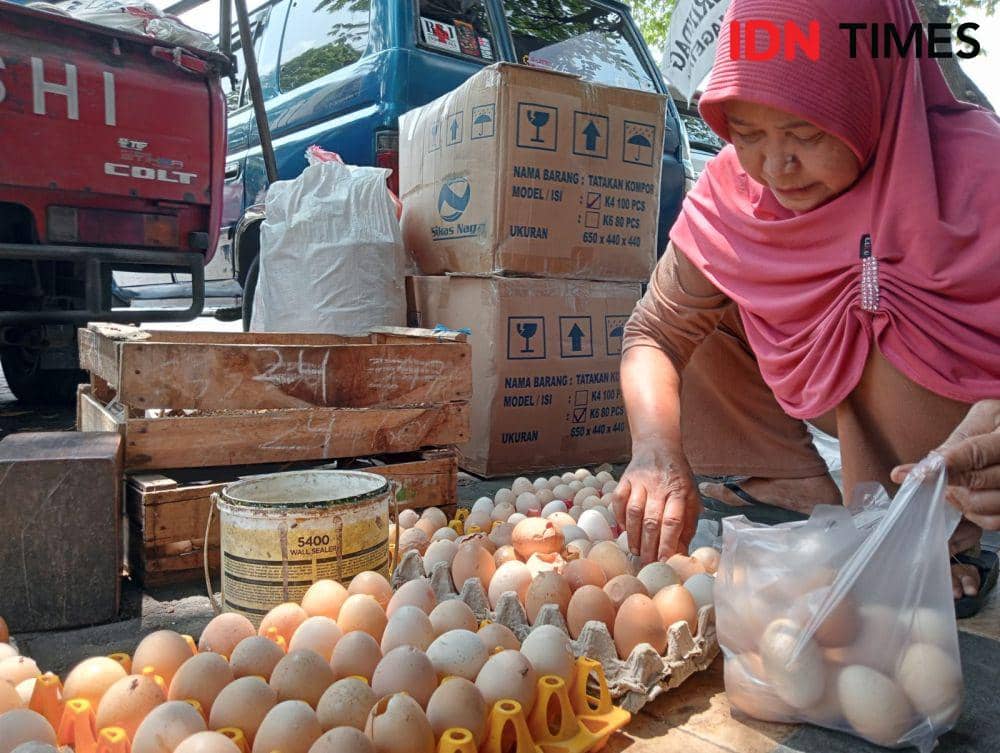 Harga telur ayam di pasar Sayur Magetan tembus Rp30 ribu per kilogramnya. IDN Times/ Riyanto